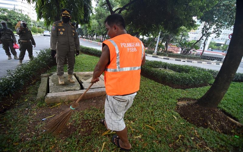  983 Orang Pelanggar PSBB DKI Dihukum Bersih-Bersih Lingkungan   