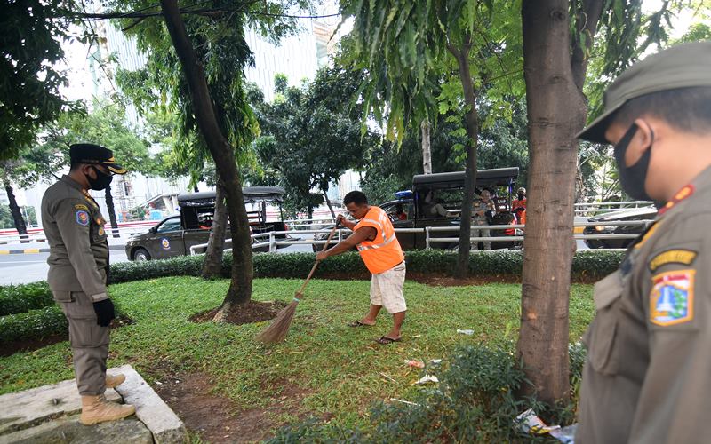  Ratusan Pengunjung Kafe Remang-Remang Diganjar Sanksi Bersihkan Fasilitas Umum