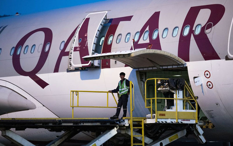  Qatar Airways Terapkan Normal Baru, Awak Kabin Pakai APD