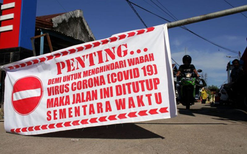 Salah satu jalan di Makassar ditutup untuk mencegah penyebaran corona./Antara-Arnas Padda