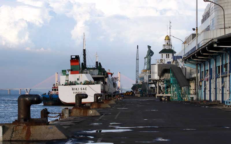  PEMUDIK DI PELABUHAN TANJUNG PERAK SURABAYA