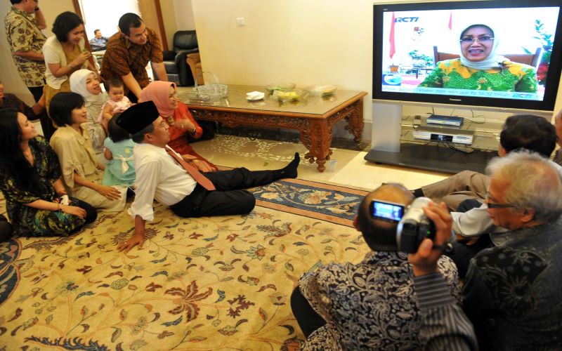 Ilustrasi - Mantan Wapres Jusuf Kalla bersama keluarganya menyaksikan tayangan televisi./Antara - Saptono.