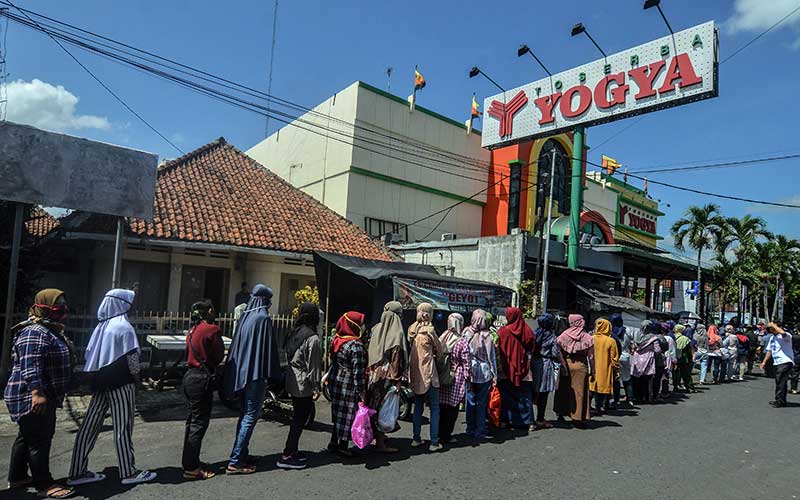  ANTREAN DI PUSAT PERBELAJAAN JELANG LEBARAN