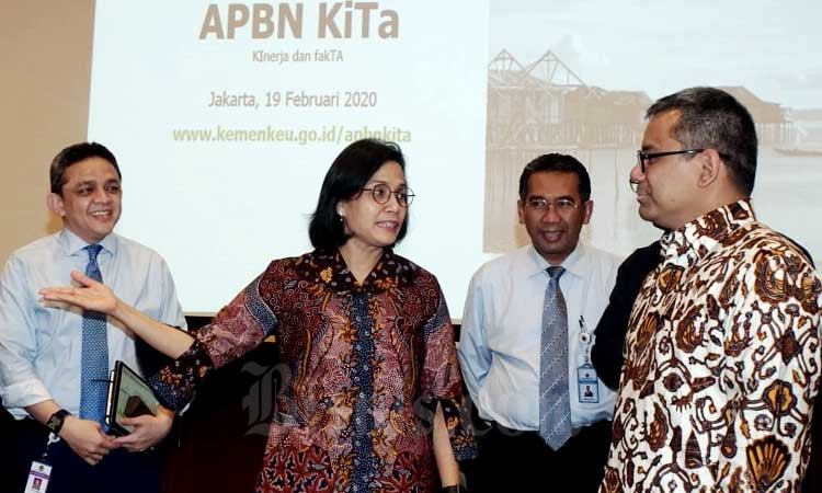 Menteri Keuangan Sri Mulyani Indrawati (kedua kiri) berbincang dengan Wakil Menteri Keuangan Suahasil Nazara (kanan), Direktur Jenderal Perbendaharaan Andin Hadiyanto (kedua kanan) dan Direktur Jenderal Pengelolaan Pembiayaan dan Risiko Luky Alfirman di sela-sela konferensi pers di Jakarta, Rabu (19/2/2020). Bisnis/Himawan L Nugraha