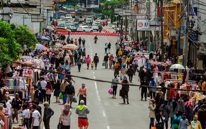  KERAMAIAN AKTIVTAS DI PASAR BARU BANDUNG