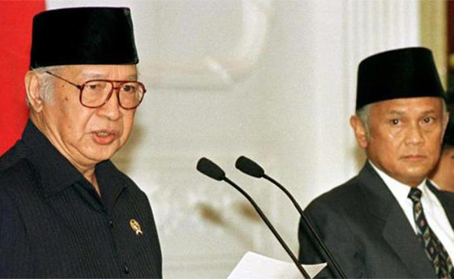 Presiden ke-2 RI Soeharto didampingi Wakil Presiden BJ Habibie menyatakan mundur dari jabatannya di istana Negara, Jakarta