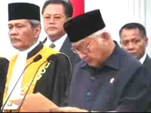 Pidato Pengunduran Diri Presiden Suharto 21 Mei 1998. Video: Youtube Insan Muhammad