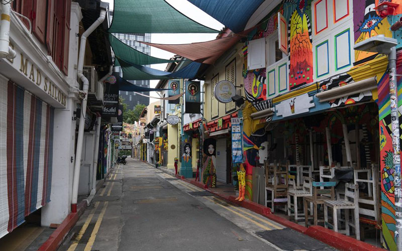 Toko dan bar di Haji Lane Singapura pada 7 April 2020 tutup karena penerapan lockdown parsial./Bloomberg/Wei Leng Tay