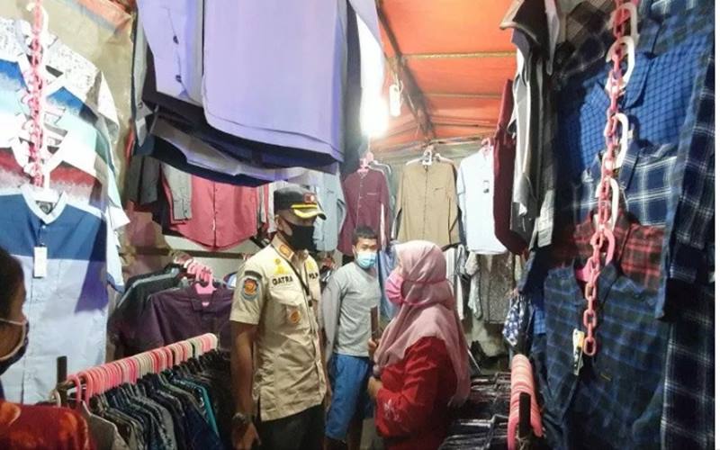  Satpol PP Razia PSBB di Sejumlah Pasar Malam di Jakarta