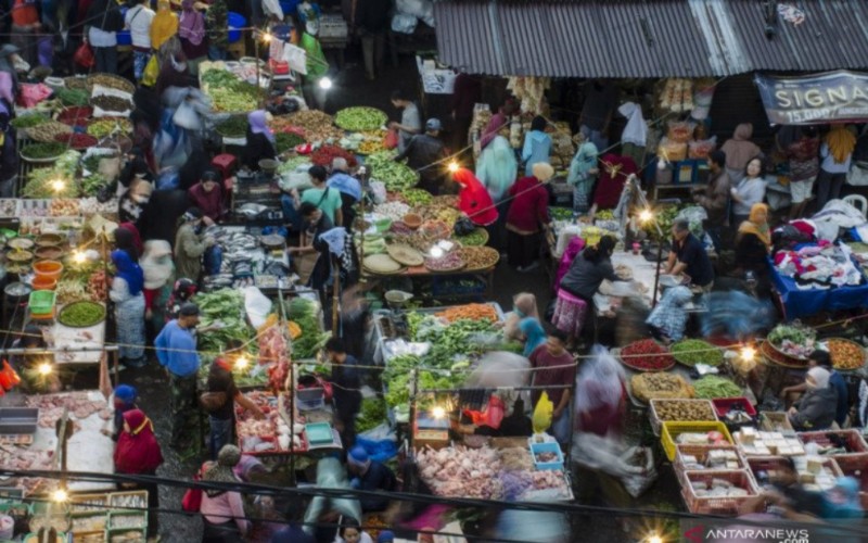  Warga Bandung Rela Berdesakan di Pasar untuk Dapat Daging Segar