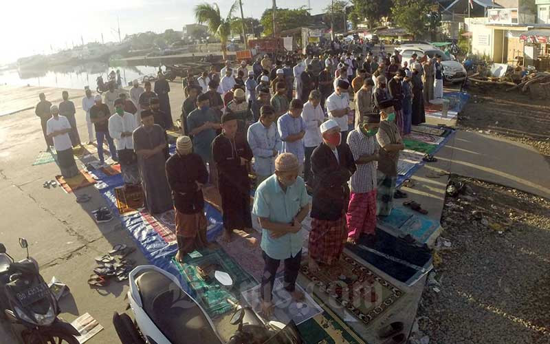  SALAT IDUL FITRI ABAIKAN PROTOKOL KESEHATAN