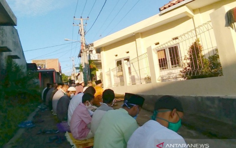 Sejumlah warga Salat Id di sekitar masjid Perumahan Malayu Selaras, Kabupaten Garut, Jawa Barat/Antara