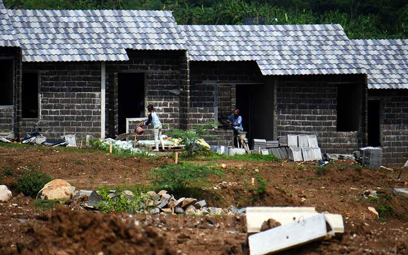 Pekerja beraktifitas di proyek pembangunan perumahan di Bogor, Jawa Barat, Senin (30/3/2020). Bisnis/Abdurachman