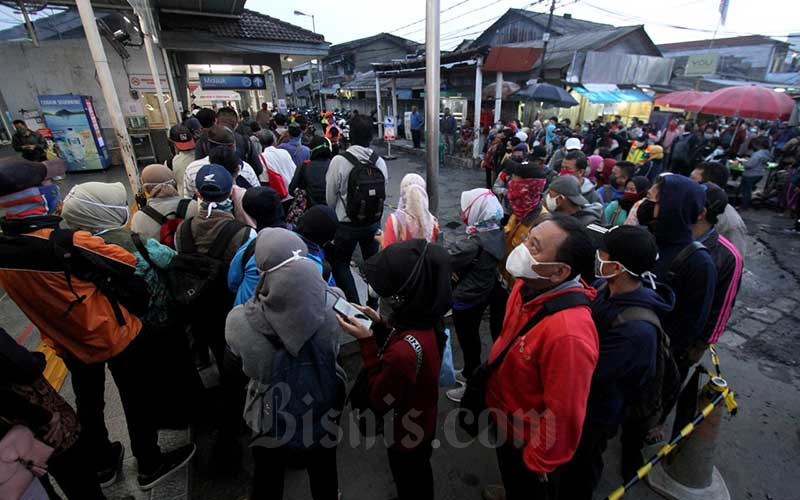  Penumpukan Penumpang di Tiga Stasiun, KCI Beberkan Alasannya