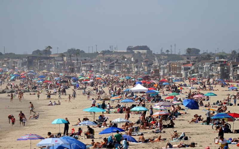  Abaikan Pembatasan Sosial, Ribuan Warga AS Rayakan Hari Pahlawan di Pantai