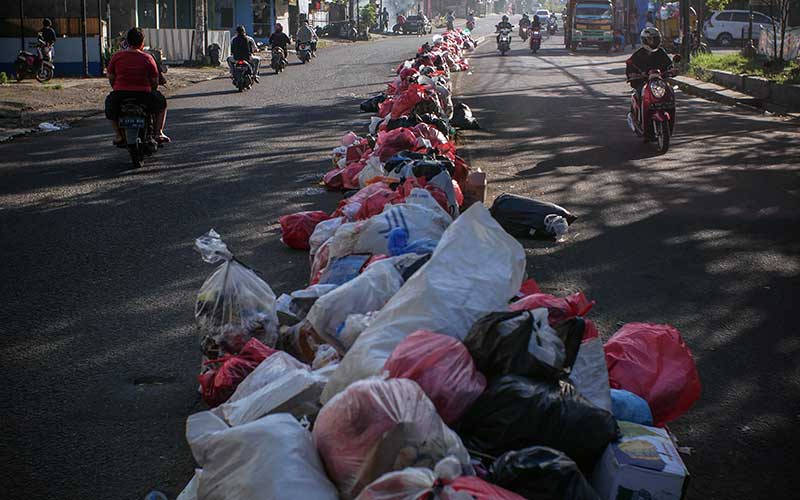  TUMPUKAN SAMPAH RUMAH TANGGA DI JALANAN