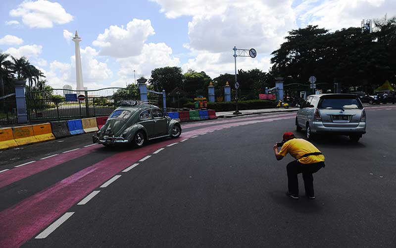  WARGA KUNJUNGI MONAS DARI LUAR PAGAR