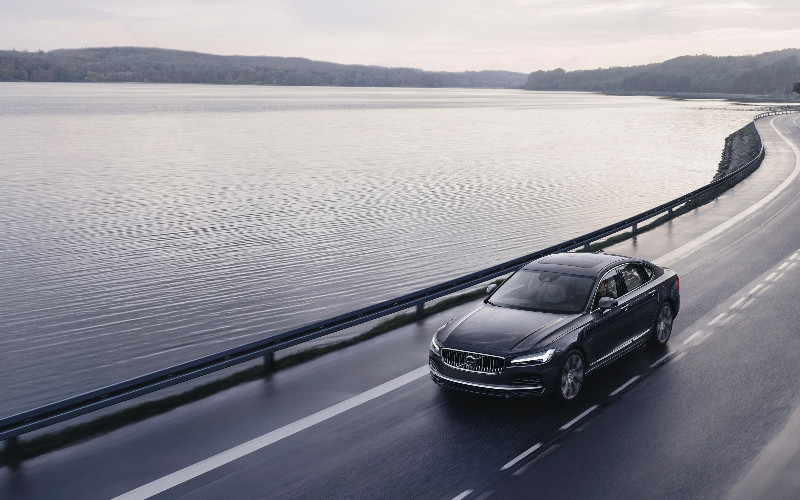 Volvo S90 Recharge T8 plug-in hybrid berwarna Platinum Grey tengah melaju kencang. VOLVO CARS