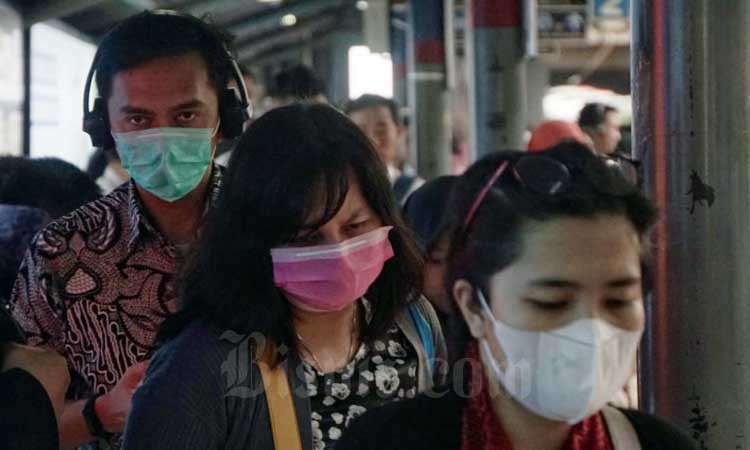 Penumpang kereta commuter line (KRL) menggunakan masker saat berada di Stasiun Sudirman, Jakarta, Selasa (3/3/2020). Penggunaan masker untuk setiap orang yang beraktivitas di luar rumah menjadi suatu keharusan dan hal yang biasa dalam kehidupan New Normal. Bisnis/Himawan L Nugraha