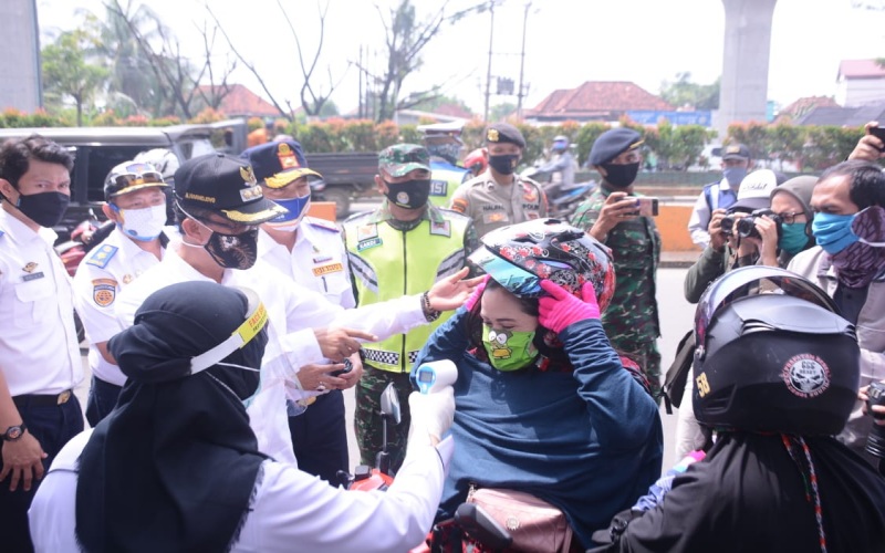  PSBB Palembang, 30 Pelanggar Diberi Sanksi Bersihkan Taman Kota