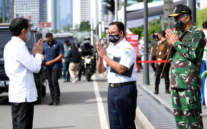  Foto-Foto Penantian Anies untuk Jokowi di Ujung Stasiun