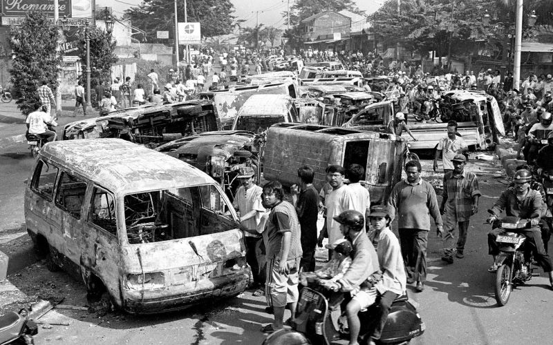 Sekitar 40 buah bangkai mobil milik salah satu showroom mobil di Jl. Ciledug Raya, Tangerang, Jawa Barat, tergeletak di jalan, Jumat (15/5/1998) setelah dibakar massa pada Kamis (14/5/1998) malam. - Antara Foto/Hadiyanto.