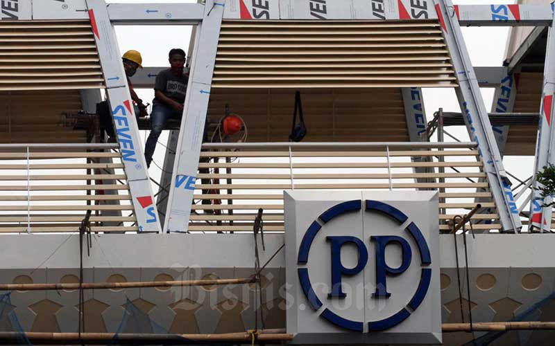 Pekerja beraktivitas di dekat logo PT PP Properti Tbk. di Depok, Jawa Barat, Sabtu (9/5/2020)./Bisnis-Dedi Gunawan