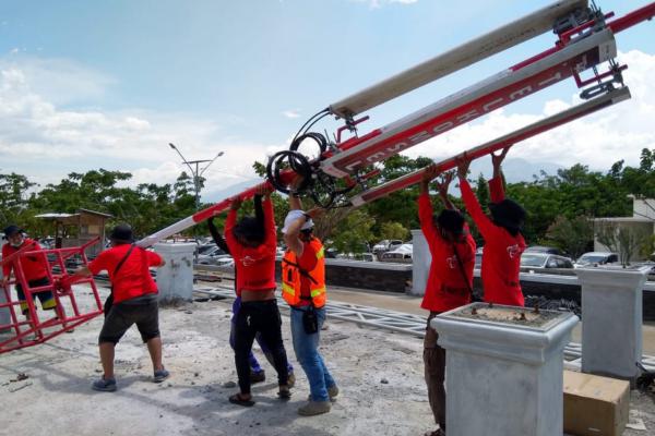 Tim Terra dari Telkomsel melakukan perbaikan pada salah satu base transceiver station (BTS) yang terdampak gempa di Sulawesi Tengah/Telkomsel