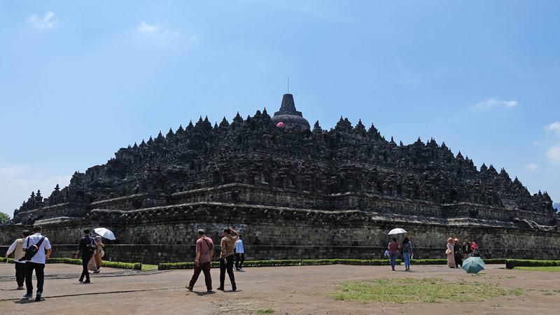 Sejumlah wisatawan berjalan di halaman Candi Borobudur di Kompleks Taman Wisata Candi Borobudur, Magelang, Jawa Tengah, Kamis (13/2/2020)./ ANTARA - Anis Efizudin