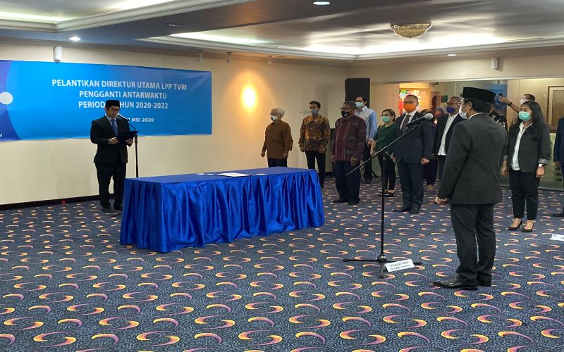 Ketua Dewas LPP TVRI Arief Hidayat Thamrin melantik Iman Brotoseno sebagai Dirut LPP TVRI (PAW) periode tahun 2020-2022 di lantai 3 gedung GPO LPP TVRI pada Rabu (27/5/2020)./Dok. @TVRINasional