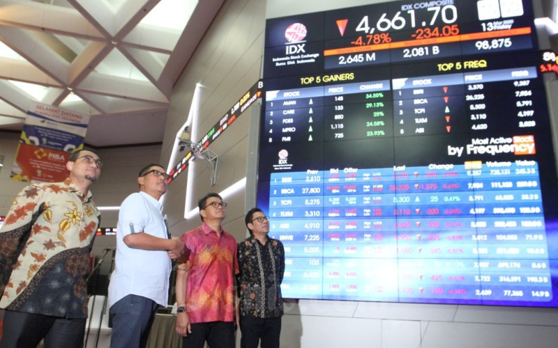 Direktur PT Bursa Efek Indonesia Inarno Djajadi (kedua kiri), didampingi Direktur Hasan Fawzi (dari kiri), Direktur Laksono W. Widodo, dan Direktur I Gede Nyoman Yetna memantau langsung pergerakan perdagangan harga saham melalui layar monitor elektronik di  Jakarta, Juman (13/3/2020). Indeks Harga Saham Gabungan (IHSG) bergerak ke level 4.656,031 sesaat setelah perdagangan saham dibuka kembali .  Perdagangan saham sempat dihentikan sementara pada pukul 09.15 WIB. Bisnis/Dedi Gunawan