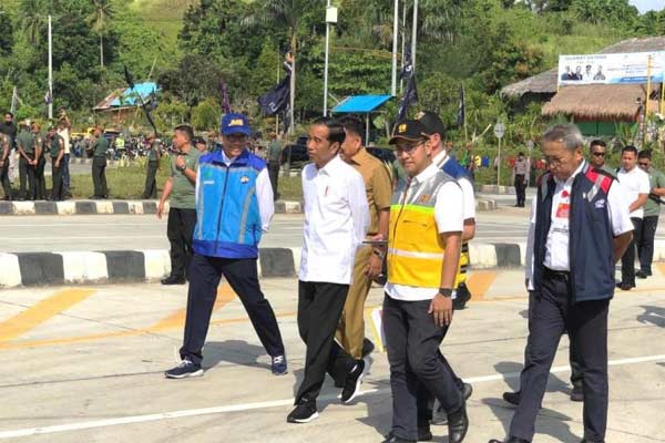 Presiden Joko Widodo (tengah) saat melihat langsung pembangunan tol Manado-Bitung pada awal Mei 2019. /ANTARA