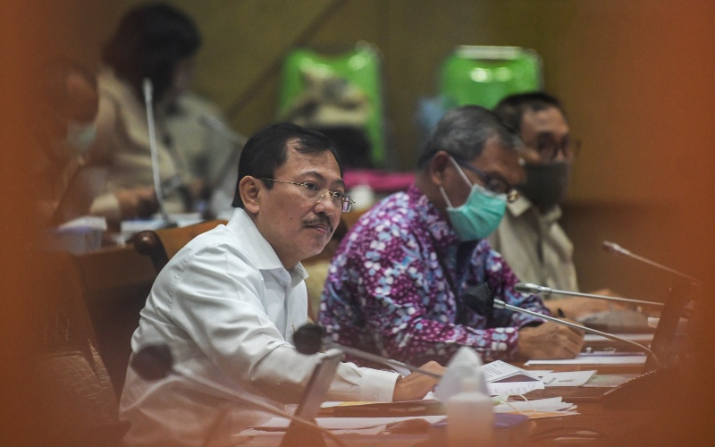 Menteri Kesehatan Terawan Agus Putranto (kiri) didampingi jajarannya mengikuti rapat kerja dengan Komisi IX DPR di Kompleks Parlemen, Senayan, Jakarta, Senin (4/5/2020). Raker tersebut membahas situasi teknis upaya penanganan COVID-19 di Indonesia./ANTARA FOTO-Galih Pradipta