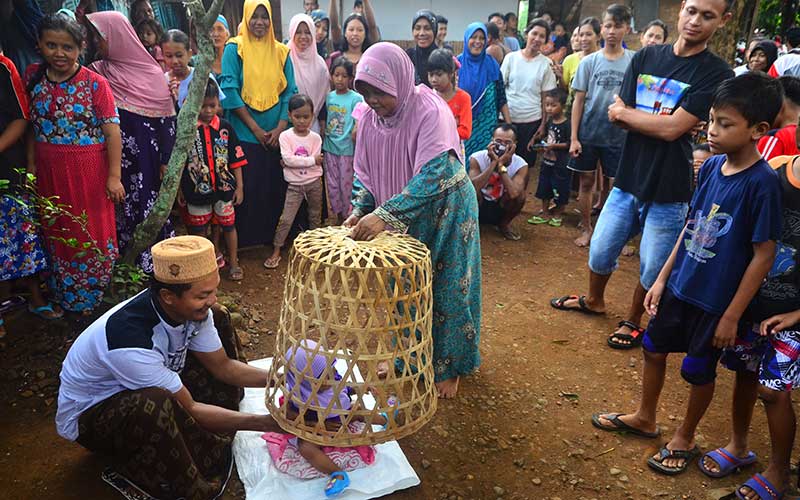  TRADISI TURUN TANAH ANAK