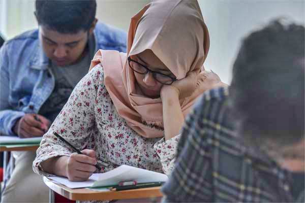 Peserta mengerjakan soal ujian Seleksi Bersama Masuk Perguruan Tinggi Negeri (SBMPTN) 2017 di Universitas Negeri Jakarta, Selasa (16/5)./ANTARA FOTO-Hafidz Mubarak A