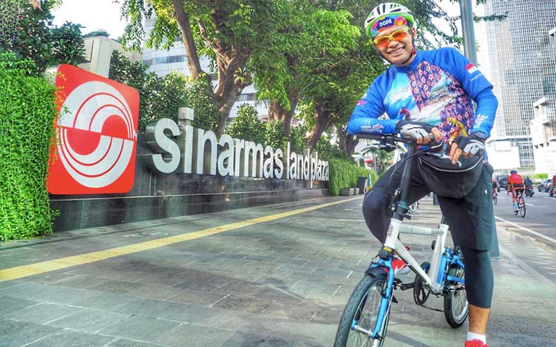 Ketua Majelis Wali Amanat Universitas Indonesia (MWA UI) Saleh Husin yang juga Managing Director Sinar Mas berpose di depan gedung Sinamar Land Plaza saat bersepeda untuk menjaga kebugaran di Jakarta. 