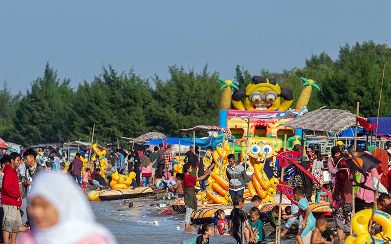  PANTAI TANJUNG PAKIS DIPADATAI WISATAWAN SAAT PSBB