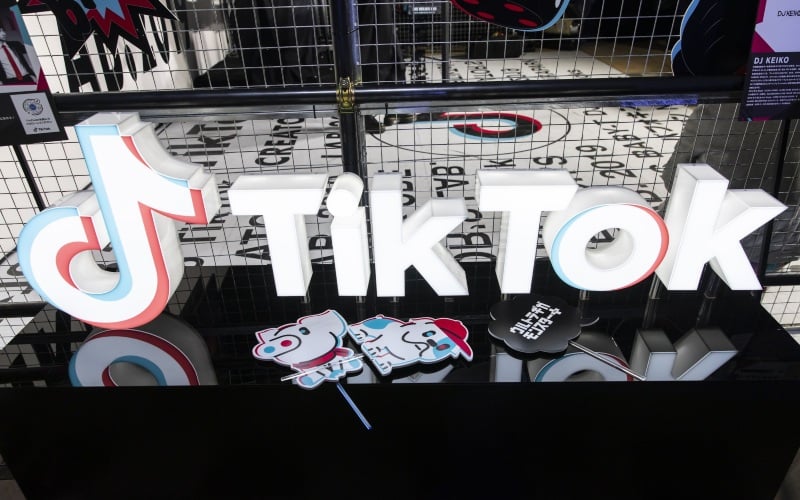 Logo TikTok ditampilkan di TikTok Creator's Lab 2019 yang digelar Bytedance Ltd. di Tokyo, Jepang, Sabtu (16/2/2019)./Bloomberg-Shiho Fukada