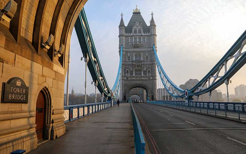 Suasana sepi di Tower Bridge di London, Inggris, Kamis (9/4/2020). Saat Perdana Menteri Inggris Boris Johnson berada di unit perawatan kritis karena Covid-19, sejumlah pejabat menyusun rencana untuk memperpanjang masa lock down untuk mengendalikan krisis karena virus corona. Bloomberg/Simon Dawson