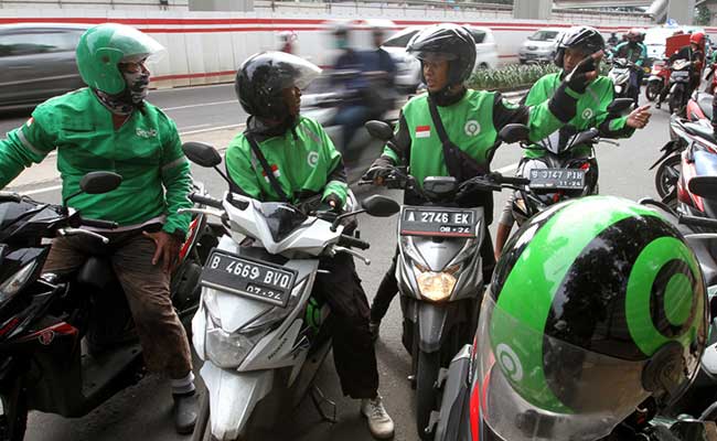 Sejumlah pengemudi ojek daring menunggu penumpang di Jakarta, Rabu (12/2/2020). Bisnis/Arief Hermawan P