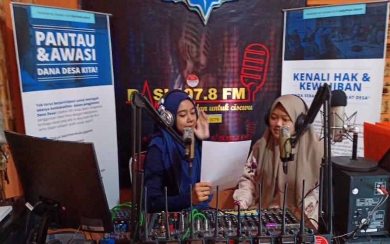 Dua penyiar radio komunitas Rasi FM - Cisewu, Garut melakukan siaran. Istimewa/ JRKI 