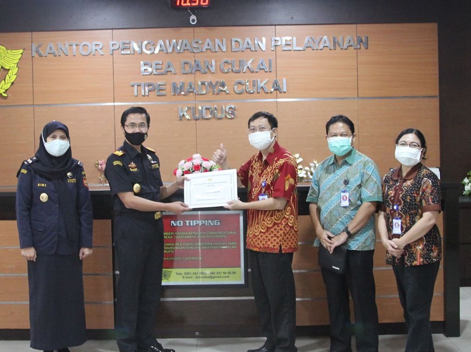  Bea Cukai Salurkan Donasi di Wilayah Kudus dan Samarinda