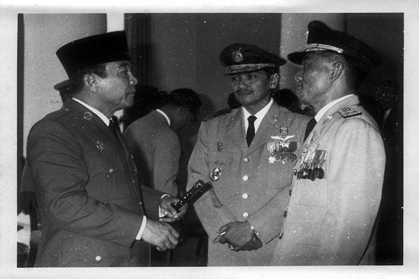 Presiden ke-I Soekarno berbincang dengan Jenderal Ahmad Yani/memobee.com