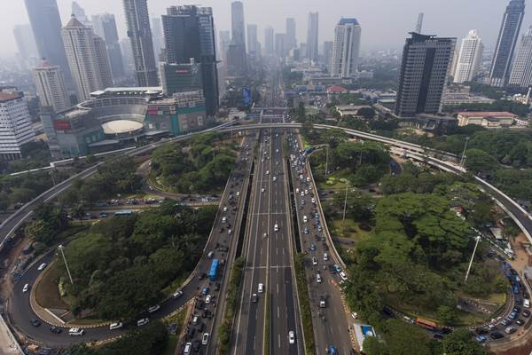Foto aerial Simpang Susun Semanggi di Jakarta, Jumat (14/7). Jalan layang sepanjang 1,6 kilometer yang mengelilingi Bundaran Semanggi untuk mengurangi kemacetan di kawasan tersebut bakal dilakukan uji coba pada 29 Juli hingga 16 Agustus 2017 sebelum diresmikan pada 17 Agustus 2017. ANTARA FOTO/Sigid Kurniawan