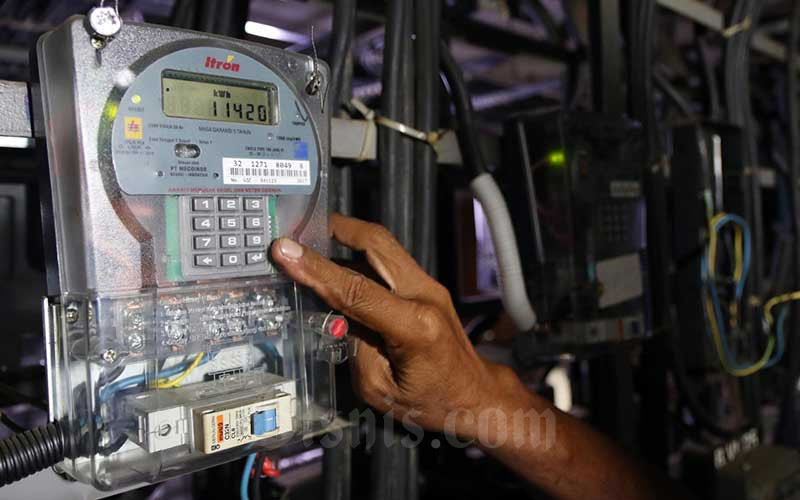 Petugas memeriksa meteran listrik di Rumah Susun Bendungan Hilir, Jakarta, Senin (4/5/2020). Bisnis/Eusebio Chrysnamurti