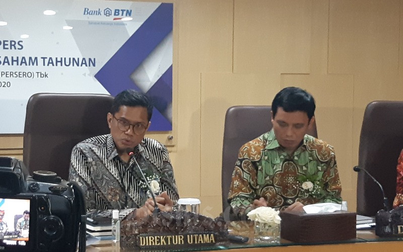Direktur Utama BTN Pahala N. Mansury (kiri) dan Direktur Finance, Treasury and Strategy BTN Nixon L. Napitupulu (kanan) memberikan keterangan seusai RUPST di Jakarta, Kamis (12/3/2020)/Bisnis-M. Richard