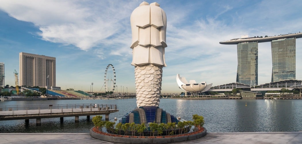 Patung Merlion berdiri di kawasan Marina Bay, membelakangi distrik pusat bisnis, di Singapura, Rabu (20/5/2020)./Bloomberg-Lauryn Ishak