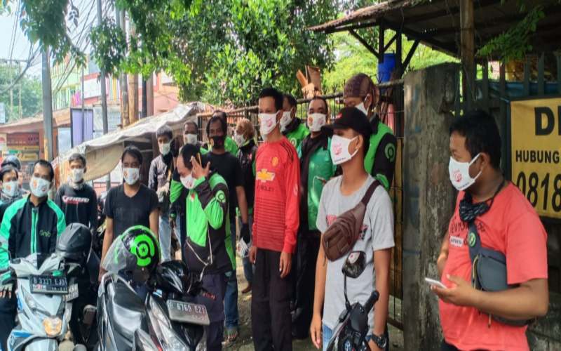  Yayasan Jokowi Center Donasikan Ribuan Masker dan Sembako bagi Warga Terdampak