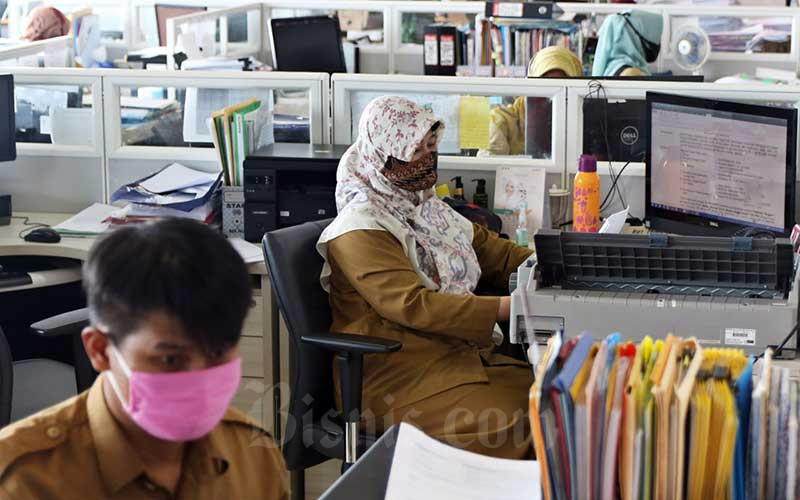  PNS DKI MULAI MASUK KERJA DI BALAI KOTA