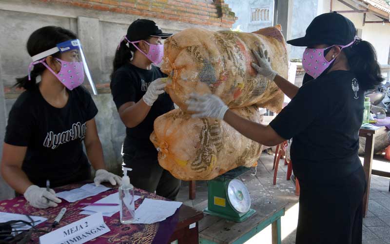  PENUKARAN SAMPAH PLASTIK DENGAN BERAS